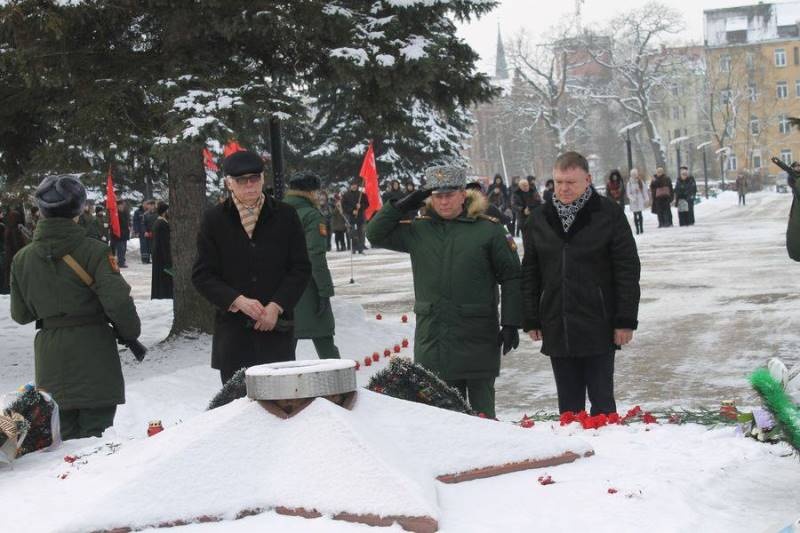 В память о 74-ой годовщине штурма Инстербурга черняховские партийцы возложили цветы и венки к мемориалу павшим воинам 