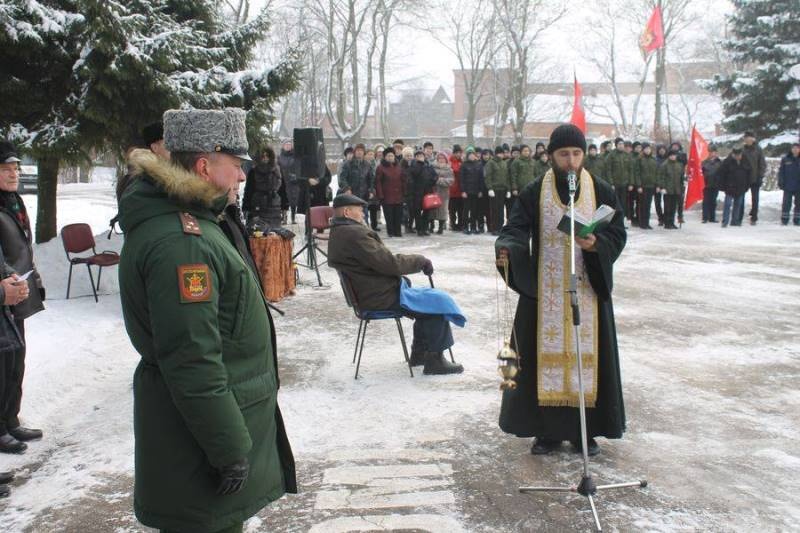 В память о 74-ой годовщине штурма Инстербурга черняховские партийцы возложили цветы и венки к мемориалу павшим воинам 