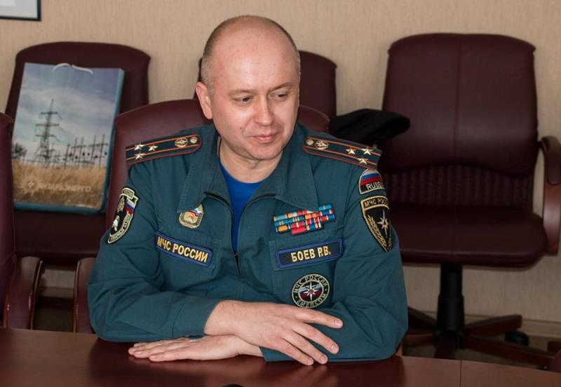 Представитель Главного управления МЧС по Калининградской области вручил Андрею Кропоткину книгу «Пожарные добровольцы России»