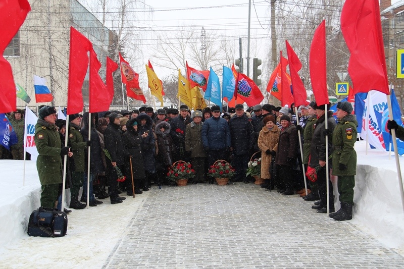Пензенские единороссы возложили цветы к памятнику героям блокадного Ленинграда