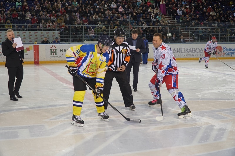 Пензенские единороссы поддержали участников товарищеского хоккейного матча