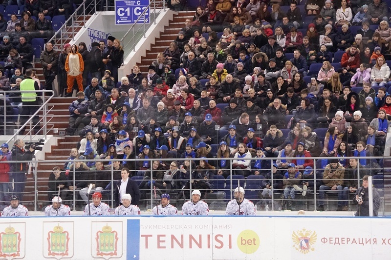 Пензенские единороссы поддержали участников товарищеского хоккейного матча