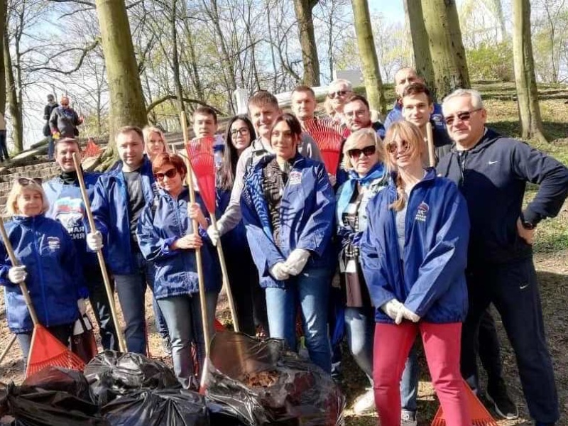 Партийцы приняли участие в городском субботнике