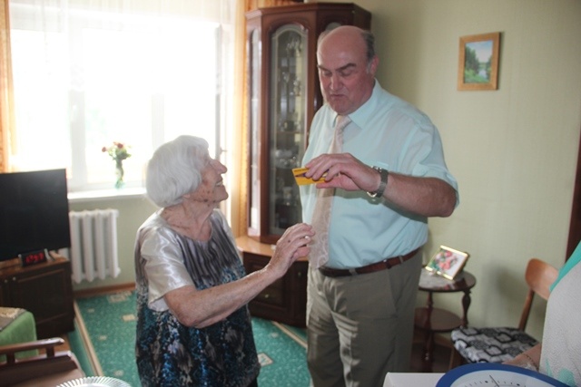 Юрий Кислов поздравил с 93-летием труженицу тыла Валентину Нааб