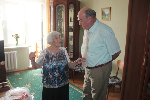 Юрий Кислов поздравил с 93-летием труженицу тыла Валентину Нааб