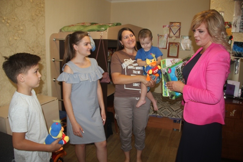 Елена Васильева посетила многодетную семью Тихоновых из Чебоксар