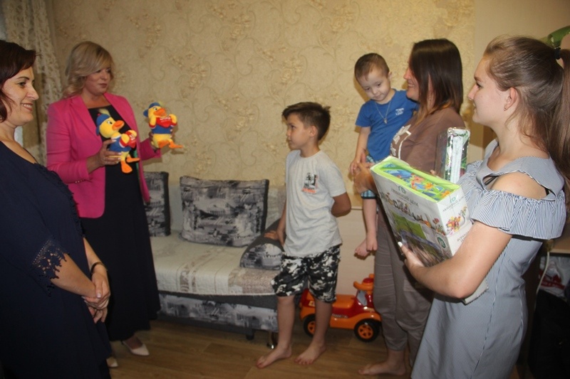 Елена Васильева посетила многодетную семью Тихоновых из Чебоксар