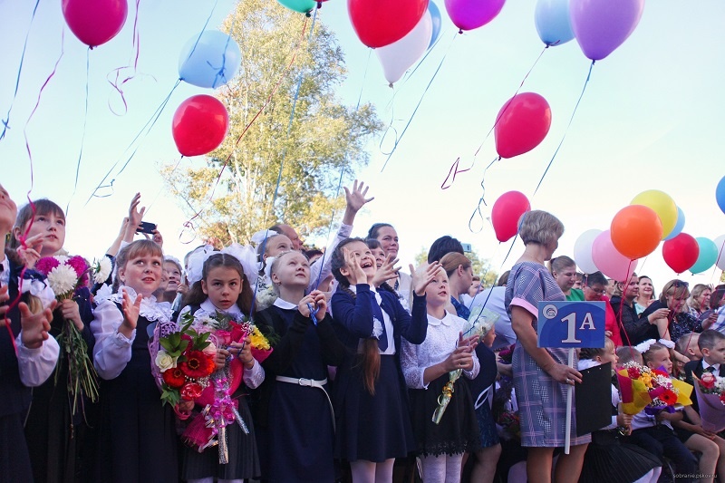 Открытие построенной при поддержке «Единой России» школы в городе Дно. Фото пресс-службы Псковского областного Собрания депутатов