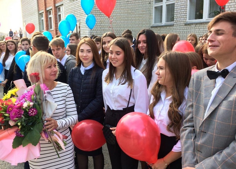 Николай Панков поздравил школьников из Балаково и Вольска с новым учебным годом