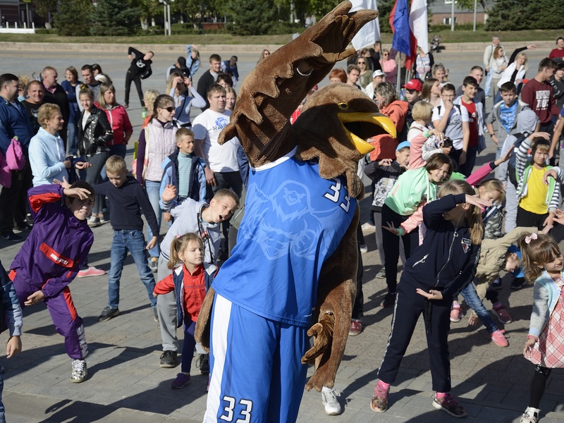 Спортивный праздник на площади Ленина