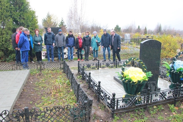 Возложение цветов к памятнику чемпионке мира по стрельбе из лука Ирине Солдатовой после его благоустройства