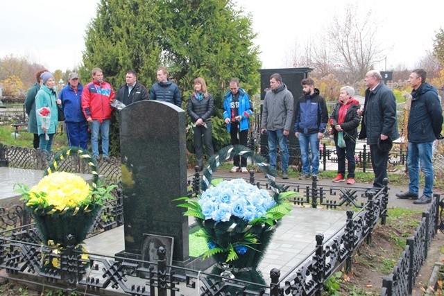 Возложение цветов к памятнику чемпионке мира по стрельбе из лука Ирине Солдатовой после его благоустройства