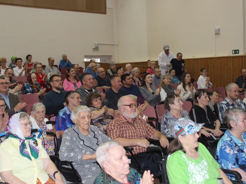 Сторонники партии «Единая Россия» посетили Республиканский дом-интернат для престарелых и инвалидов