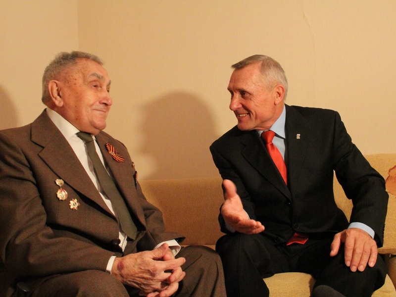 Лидер кубанских единороссов Николай Гриценко поздравил члена Партии с 96-летием