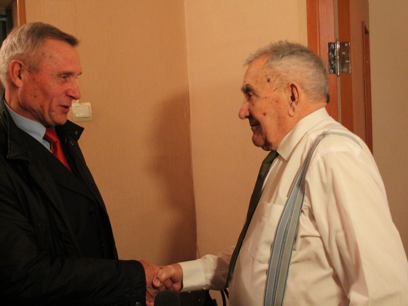 Лидер кубанских единороссов Николай Гриценко поздравил члена Партии с 96-летием