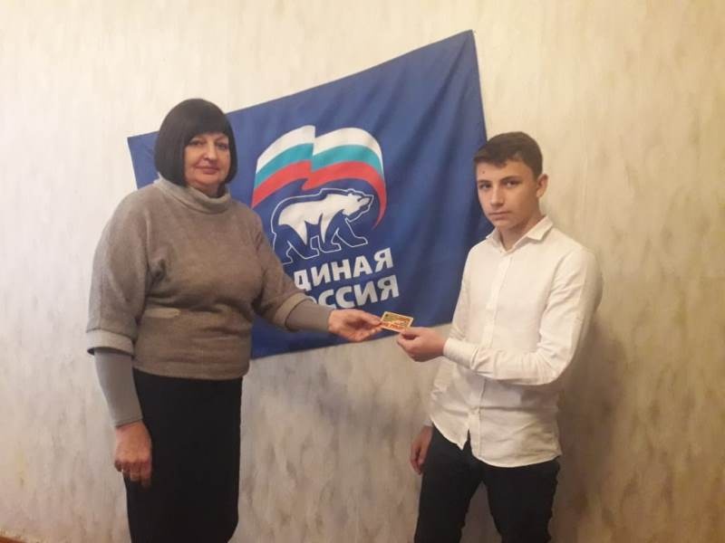 Депутат Представительного собрания поздравляет дмитриевского школьника