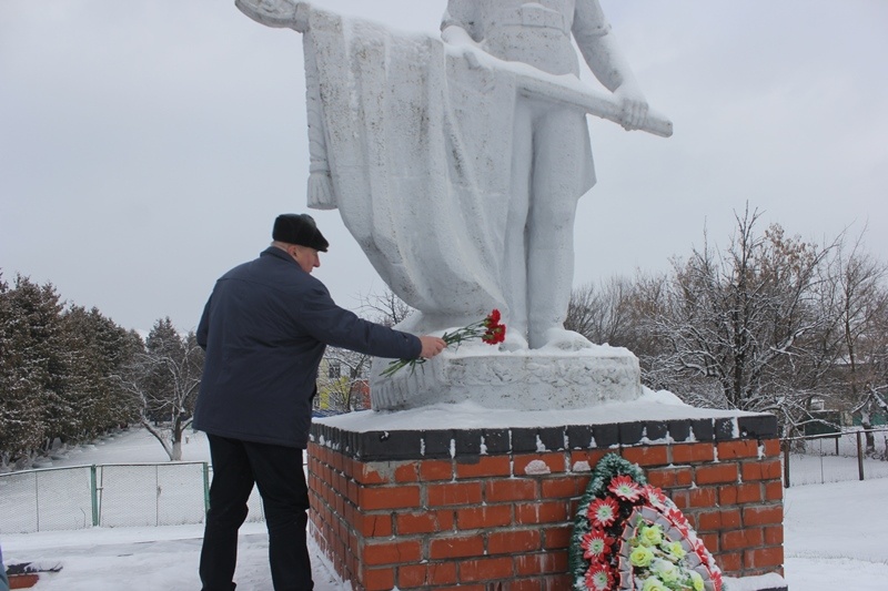 Цветы возлагает секретарь МО Партии Солнцевского района Геннадий Енютин