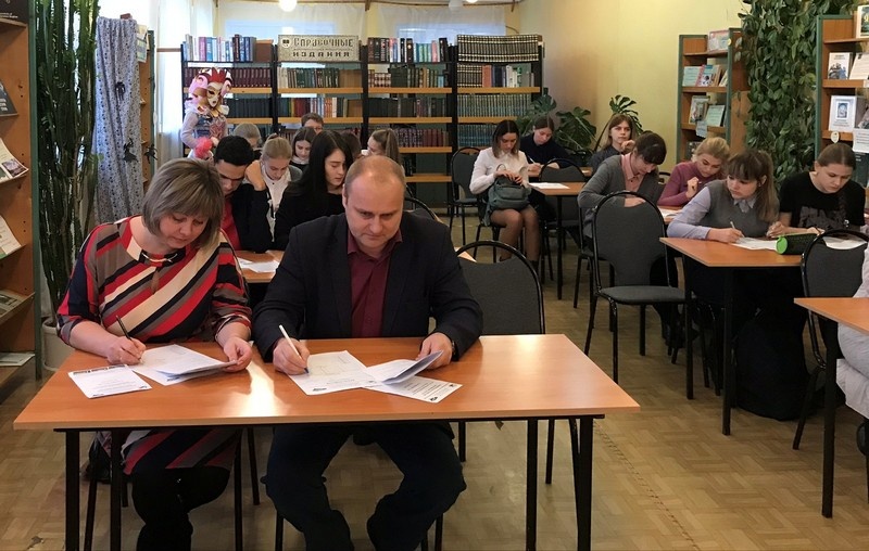 Партийцы и сторонники «Единой России» приняли участие в «Избирательном диктанте»