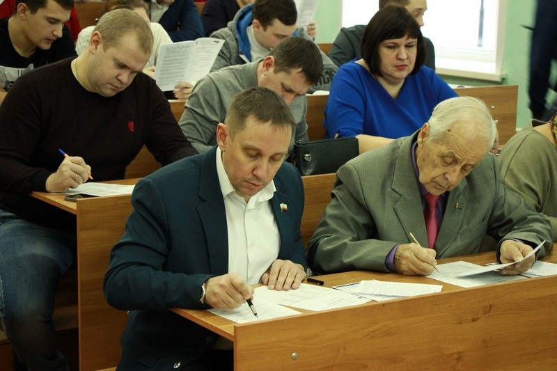 Партийцы и сторонники «Единой России» приняли участие в «Избирательном диктанте»