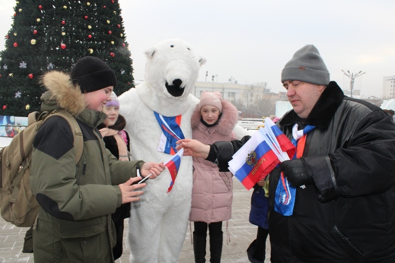 Более 50 человек развернули на площади имени Ленина в Чите флаг Российской Федерации в честь Дня Конституции России 
