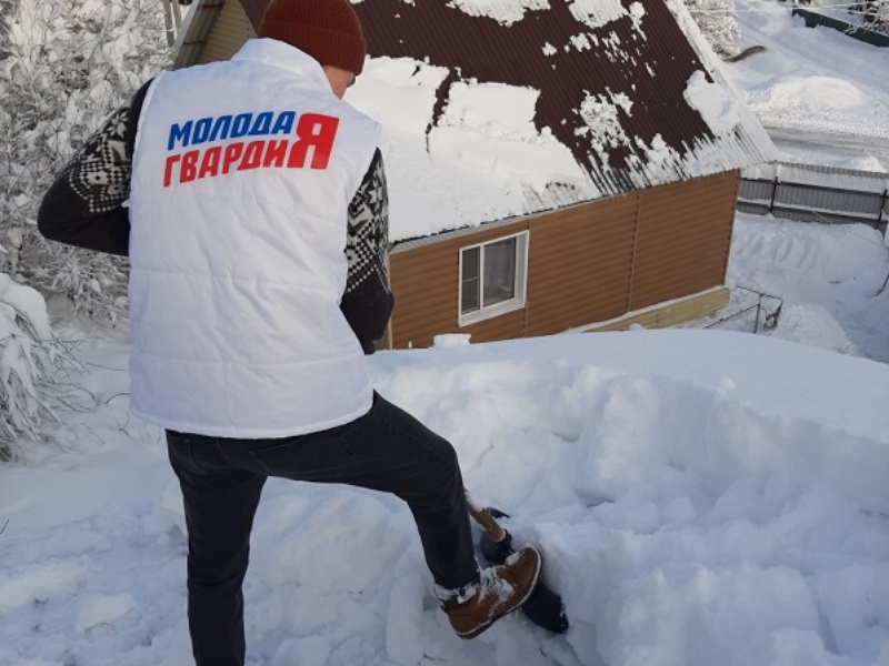 Активисты «Молодой Гвардии» оказали адресную помощь по расчистке снега