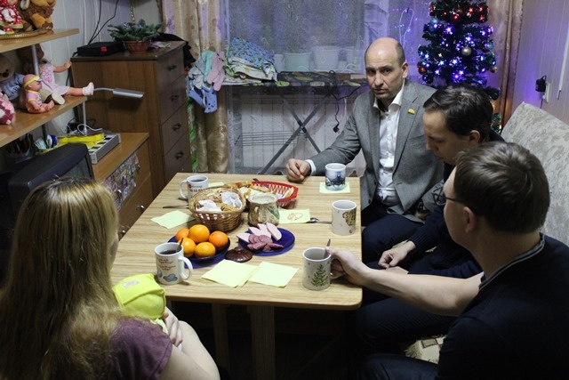 Алексей Мурыгин поздравил с Новым годом многодетную семью