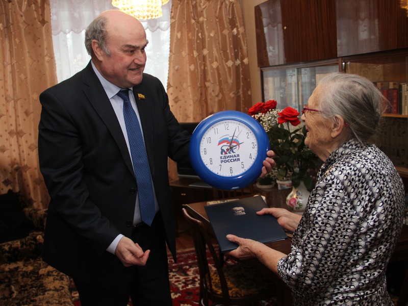 Юрий Кислов поздравил с 87-летием ветерана труда Марию Хатину