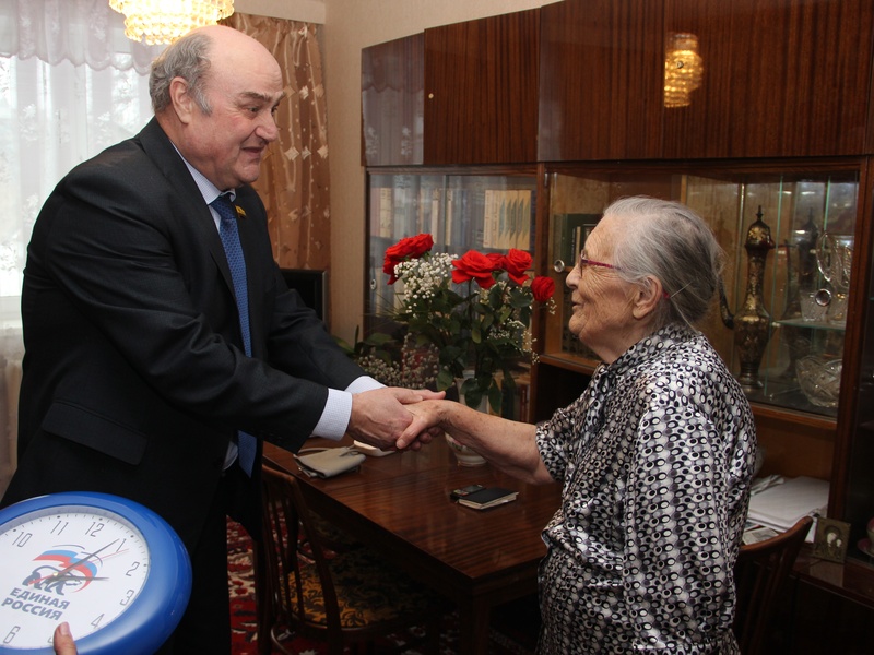Юрий Кислов поздравил с 87-летием ветерана труда Марию Хатину