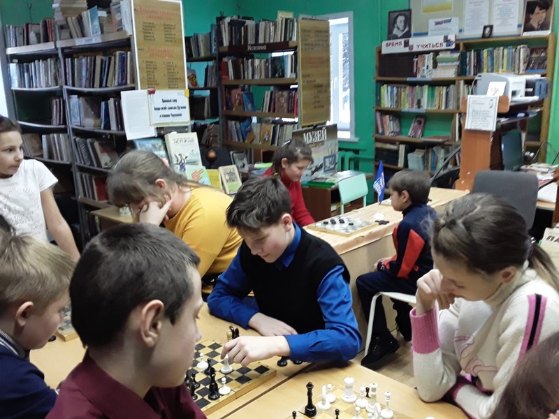 Партийцы п.Кичера Северо-Байкальского района организовали в поселке шахматный клуб "Дебют".