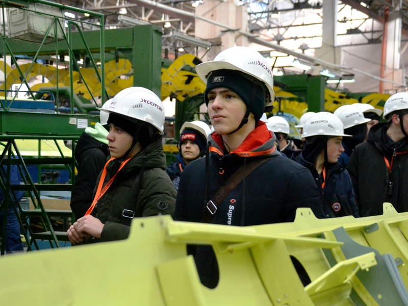 Сторонники «Единой России» организовали экскурсию по авиационному заводу