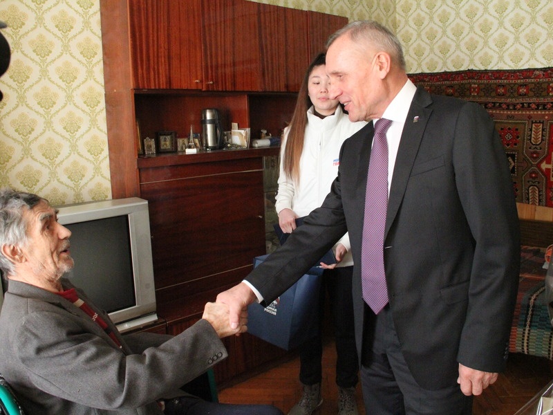 Лидер кубанских единороссов Николай Гриценко поздравил ветеранов Партии с юбилейными датами