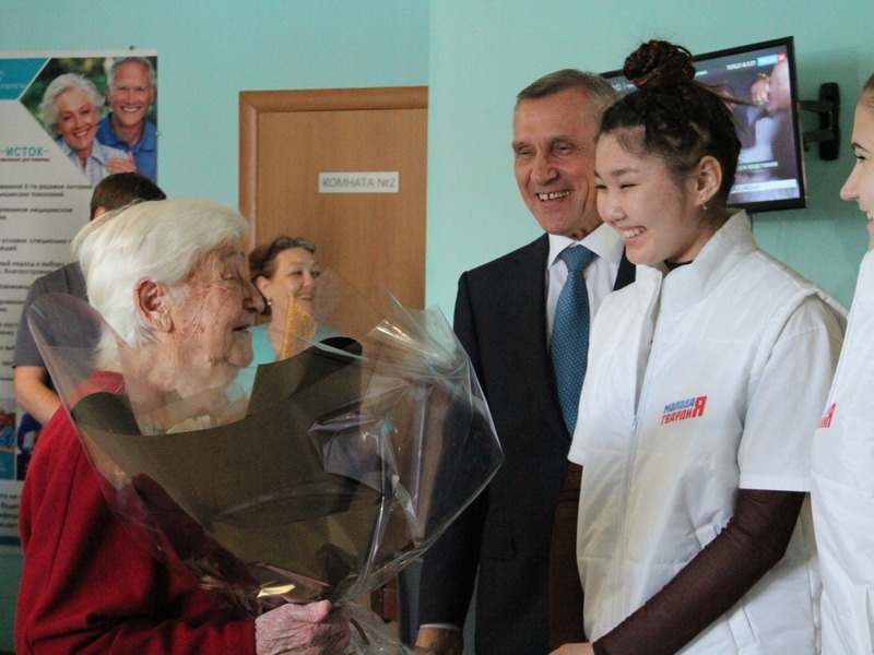 Лидер кубанских единороссов Николай Гриценко поздравил ветеранов Партии с юбилейными датами