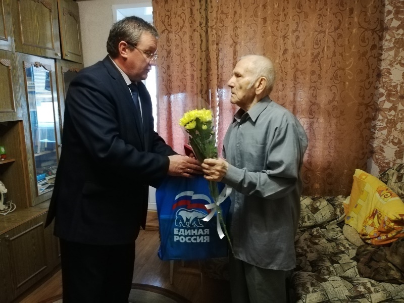 Поздравление секретаря местного отделения ЕР Сеймского округа города Курска