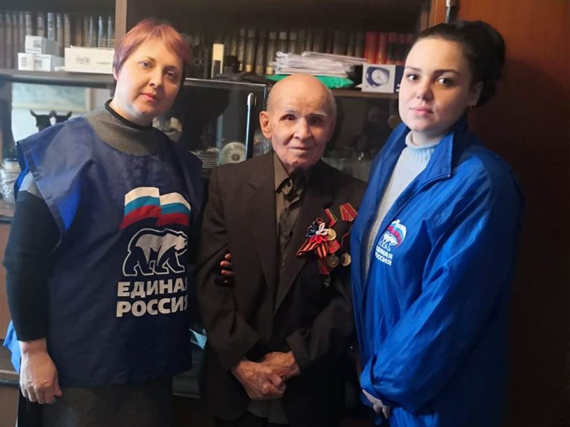 Поздравляют активисты МГЕР в Курчатовском районе