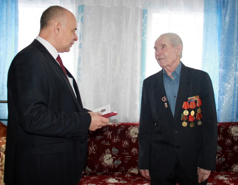 Секретарь Горшеченского местного отделения Партии Юрий Амерев поздравляет ветерана