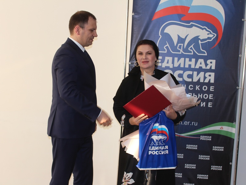 Секретарь ИРО Партии Михаил Илезов поздравил прекрасную половину Реготделения с Международным женским днём!