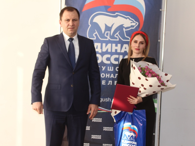 Секретарь ИРО Партии Михаил Илезов поздравил прекрасную половину Реготделения с Международным женским днём!