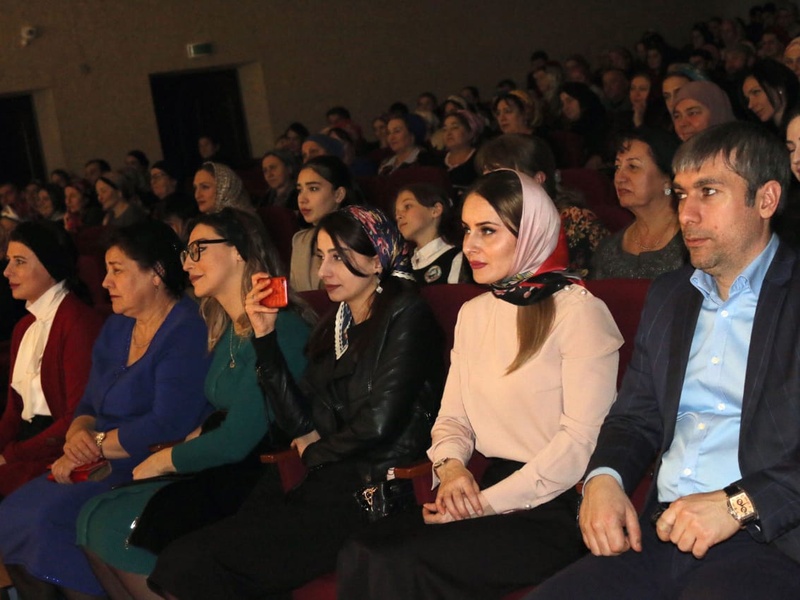 Партийцы побывали на премьере спектакля «Сагйоалаяр» по пьесе Н.В.Гоголя «Женитьба»