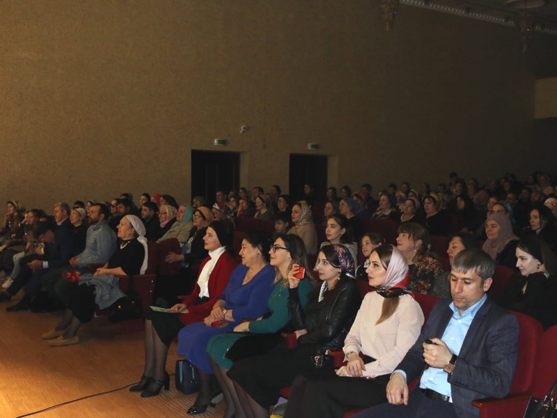 Партийцы побывали на премьере спектакля «Сагйоалаяр» по пьесе Н.В.Гоголя «Женитьба»