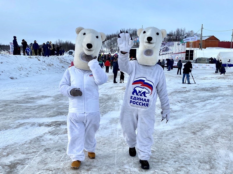 Участников и гостей соревнований развлекали настоящие белые медведи из "Единой России"