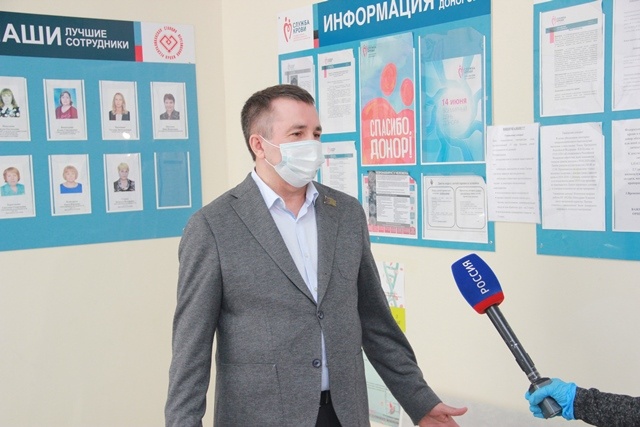 Владимир Карпов сдал донорскую кровь в республиканской станции переливания