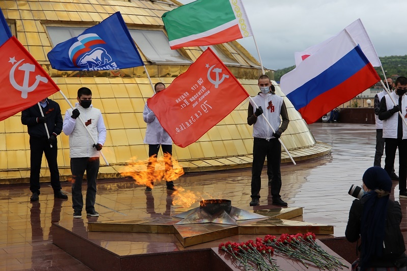 Партийцы ЕР возложили цветы от имени ветеранов Чеченской Республики в память их боевых товарищей