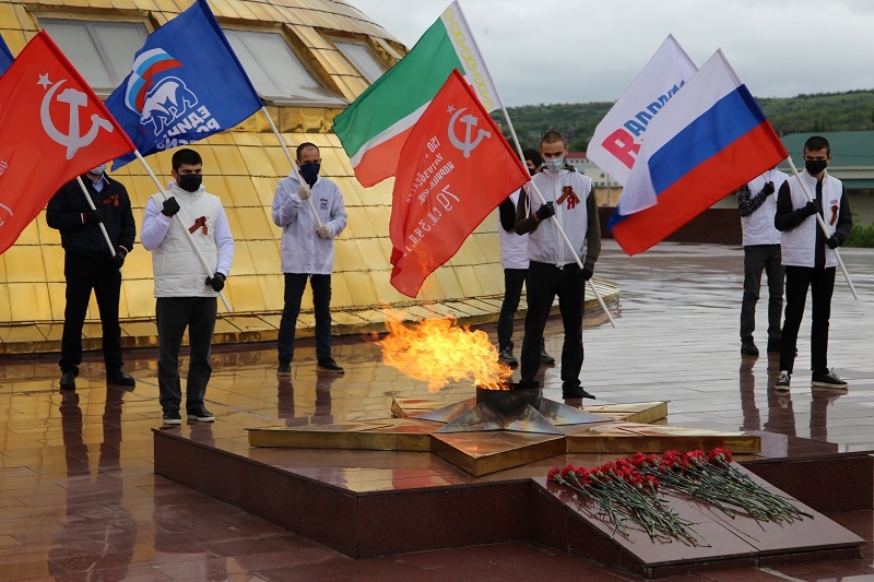 Партийцы ЕР возложили цветы от имени ветеранов Чеченской Республики в память их боевых товарищей