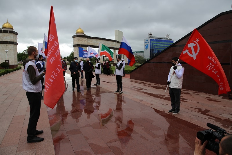Партийцы ЕР возложили цветы от имени ветеранов Чеченской Республики в память их боевых товарищей