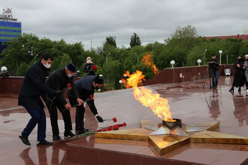 Партийцы ЕР возложили цветы от имени ветеранов Чеченской Республики в память их боевых товарищей