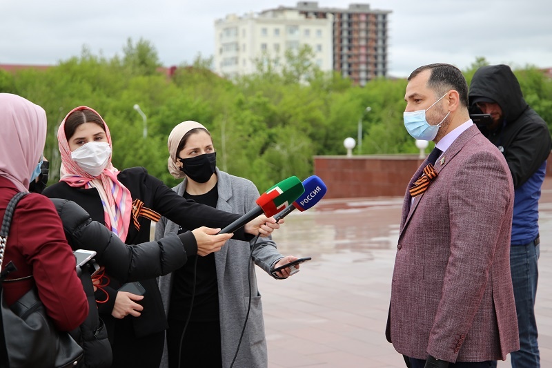 Партийцы ЕР возложили цветы от имени ветеранов Чеченской Республики в память их боевых товарищей