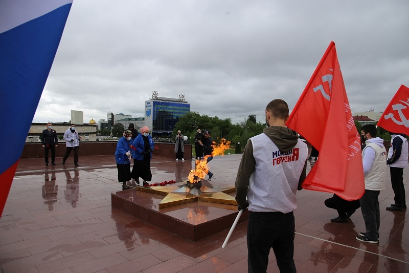 Партийцы ЕР возложили цветы от имени ветеранов Чеченской Республики в память их боевых товарищей