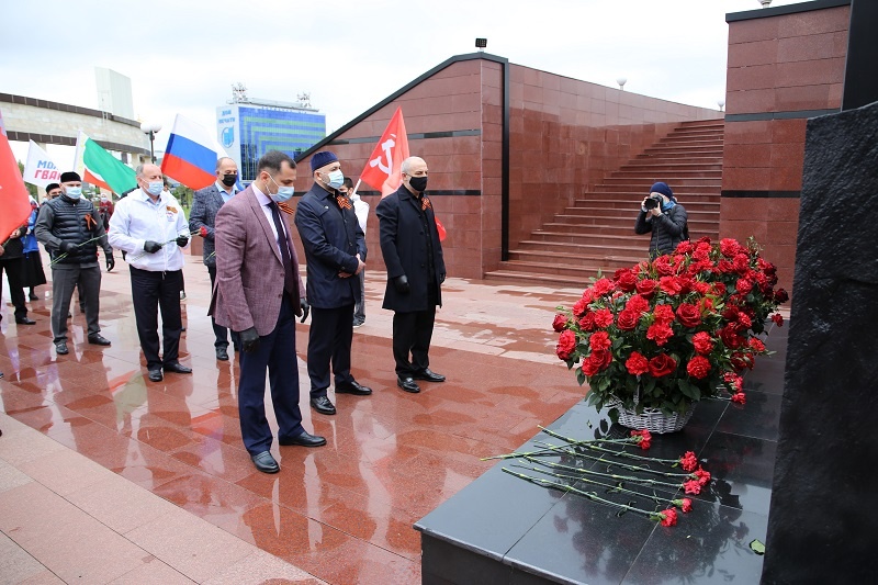 Партийцы ЕР возложили цветы от имени ветеранов Чеченской Республики в память их боевых товарищей