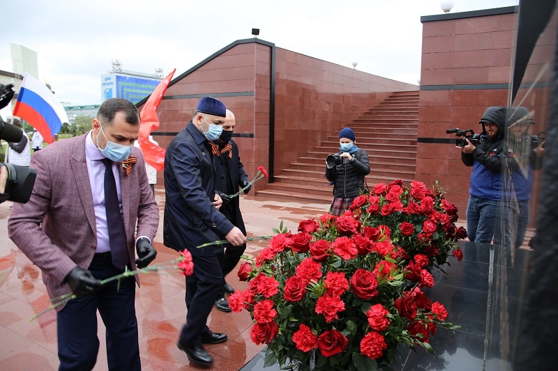 Партийцы ЕР возложили цветы от имени ветеранов Чеченской Республики в память их боевых товарищей
