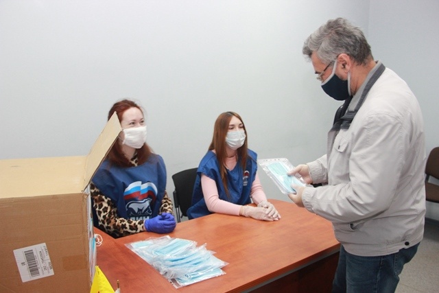 Волонтерский центр "Единой России" раздал медицинские маски жителям для защиты от коронавирусной инфекции